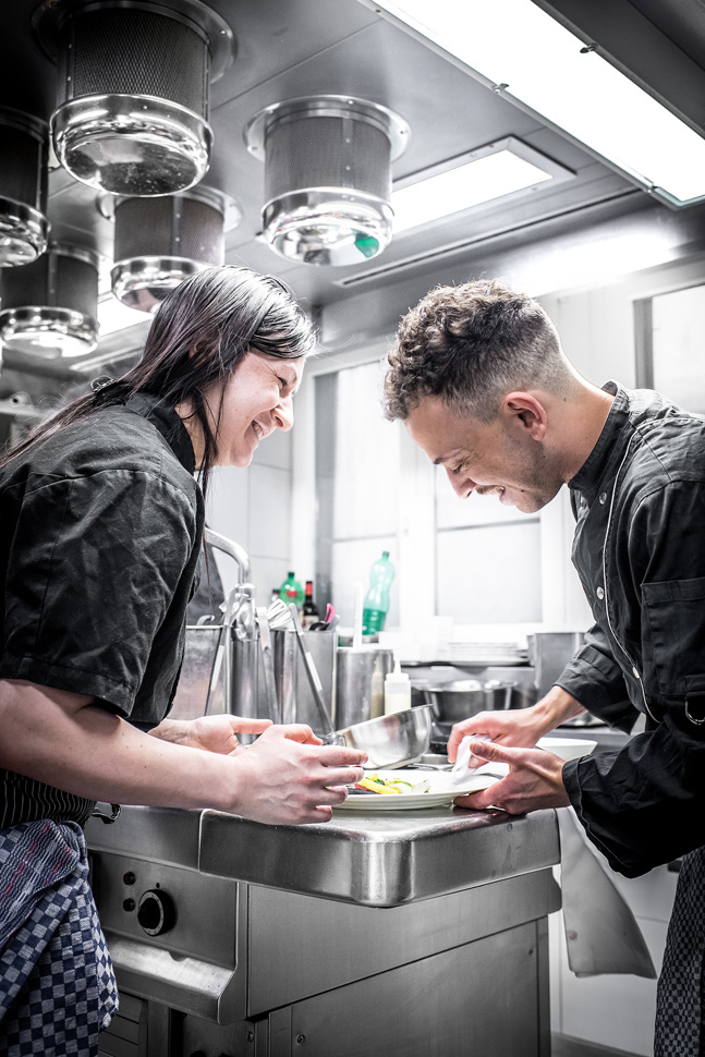 «Hier wird mit Liebe gekocht» – und mit viel Freude: Inbar Zuckerberg mit Souschef Roberto Antonio Huber Collazos.