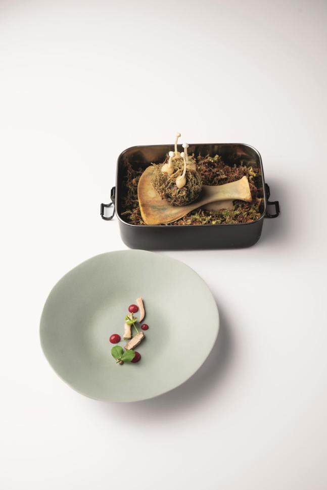 Hirsch und Flechte: Filet auf Knochen mit Enoki-Pilzen und fermentierten Himbeeren