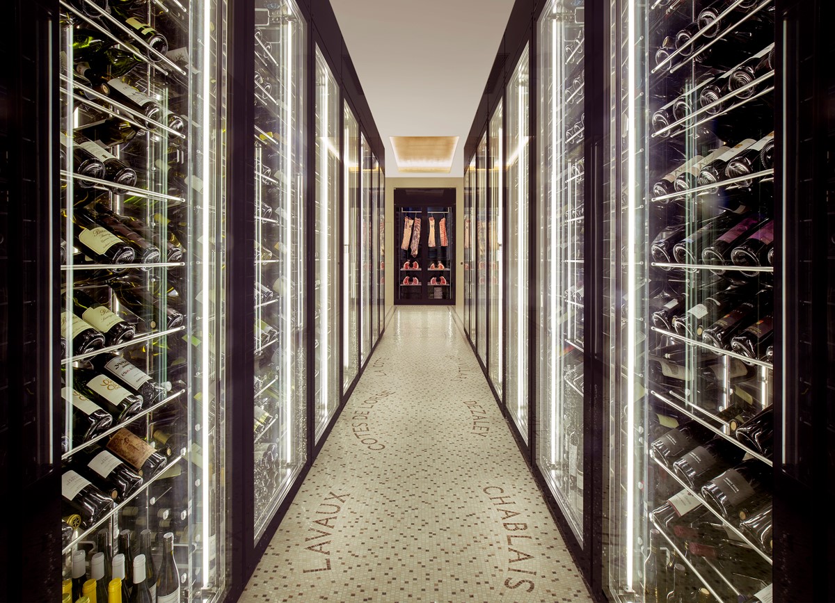 Über den «Korridor der Sinne» mit regionalem Weinschatz gelangen Besucher in die Brasserie du Royal.