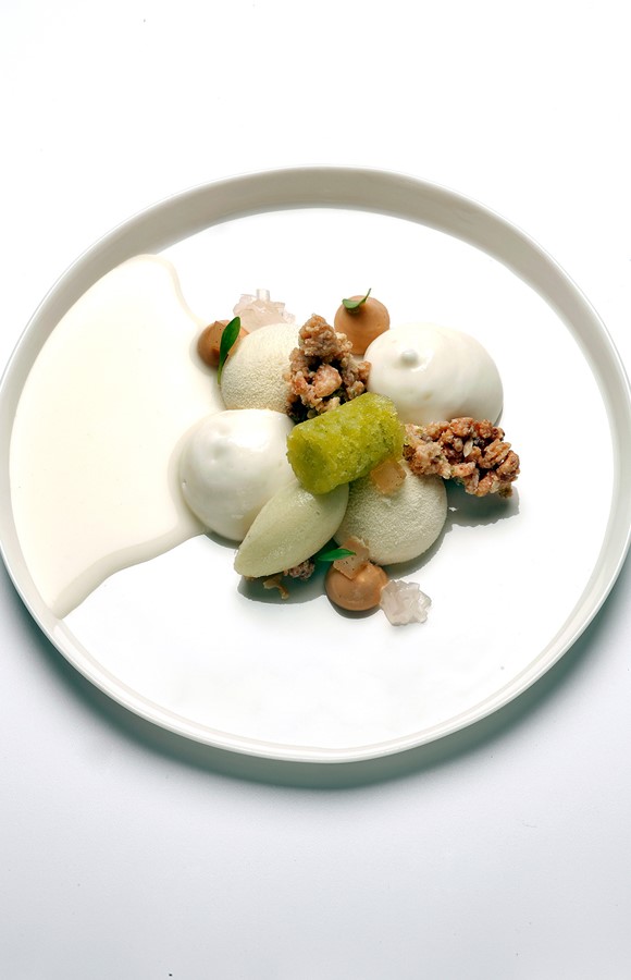 Grüntee-Granité, Bergamotte-Lassi, Joghurt-Mousse von Julien Duvernay, Restaurant Stucki, Basel – Foto: Marcel Studer
