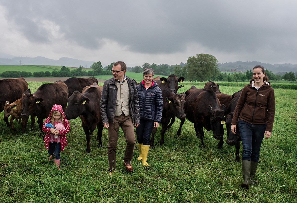 In bester Gesellschaft auf der Weide: drei Generationen der Bauernfamilie Lang (mit – von links – Aurora, Barbara und Isabella) sowie Peter Winter, Geschäftsführer vom Restaurant Schiff in Luzern.
