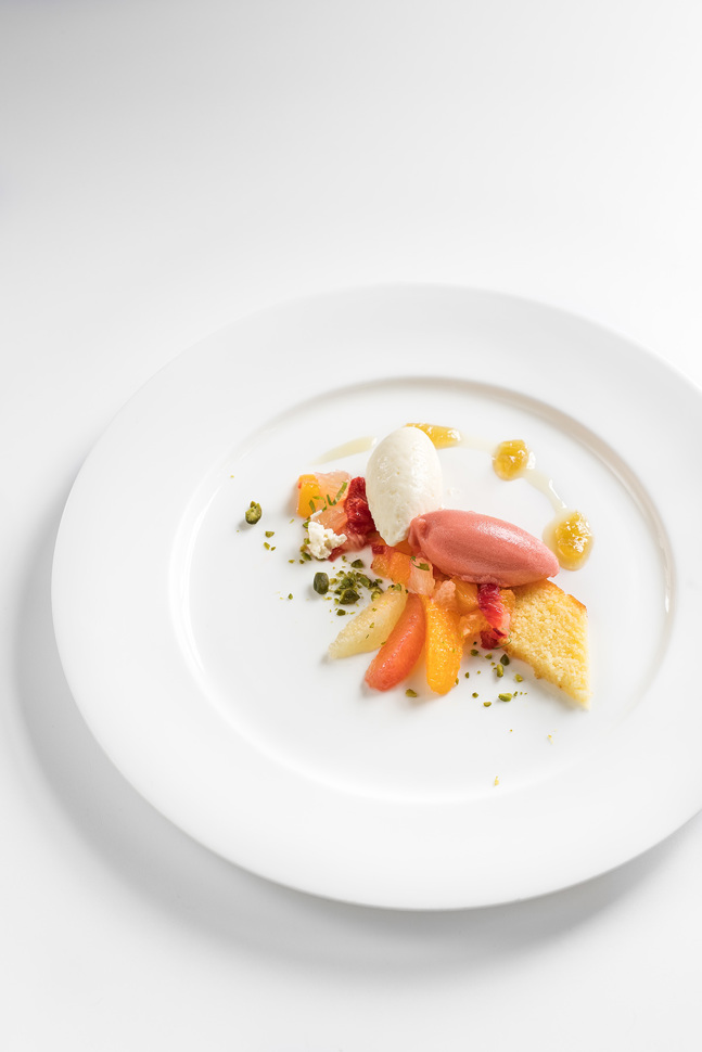 Orangengriesscake auf Limettengelée und Bergamottenmousse an Zitrusfrüchtesalat mit Basilikum und Blutorangensorbet Orangengriesscake auf Limettengelée und Bergamottenmousse an Zitrusfrüchtesalat mit Basilikum und Blutorangensorbet