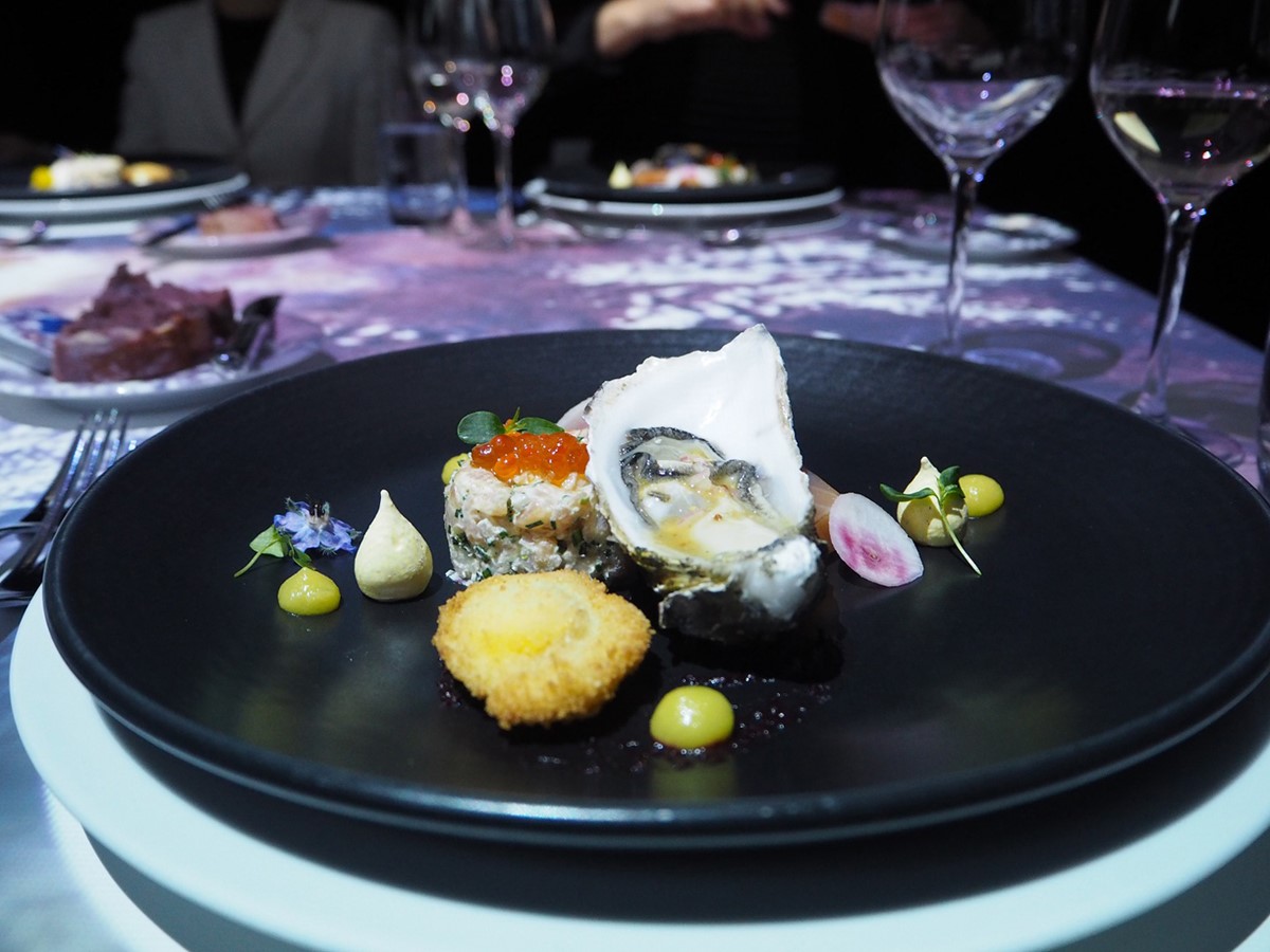 Kommt ein Fischgericht auf den Tisch, verwandelt sich das Restaurant in Neptuns Unterwasserwelt. 