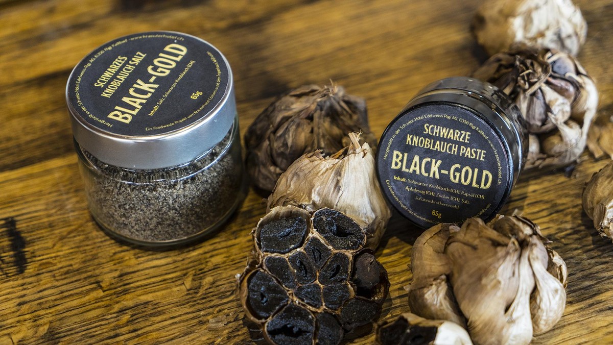 Zum Sortiment von Black Gold gehören neben fermentierten Knoblauchknollen auch Paste, Salz und Balsamessig aus schwarzem Knoblauch.