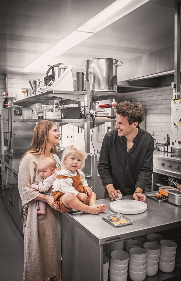 Ein Team an allen Fronten: Dominik und Adriana Hartmann haben nicht nur ein Restaurant, sondern auch zwei kleine Kinder – den zweijährigen Ameo und die vier Monate alte Yua.