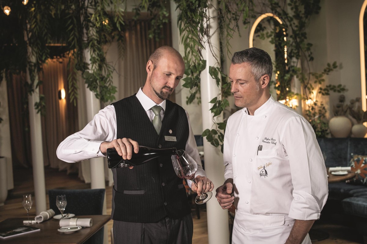 Mit Gastgeber und Sommelier Torsten Noack stimmt sich Stefan Beer nicht nur in Sachen Weinpairing ab – aber auch.