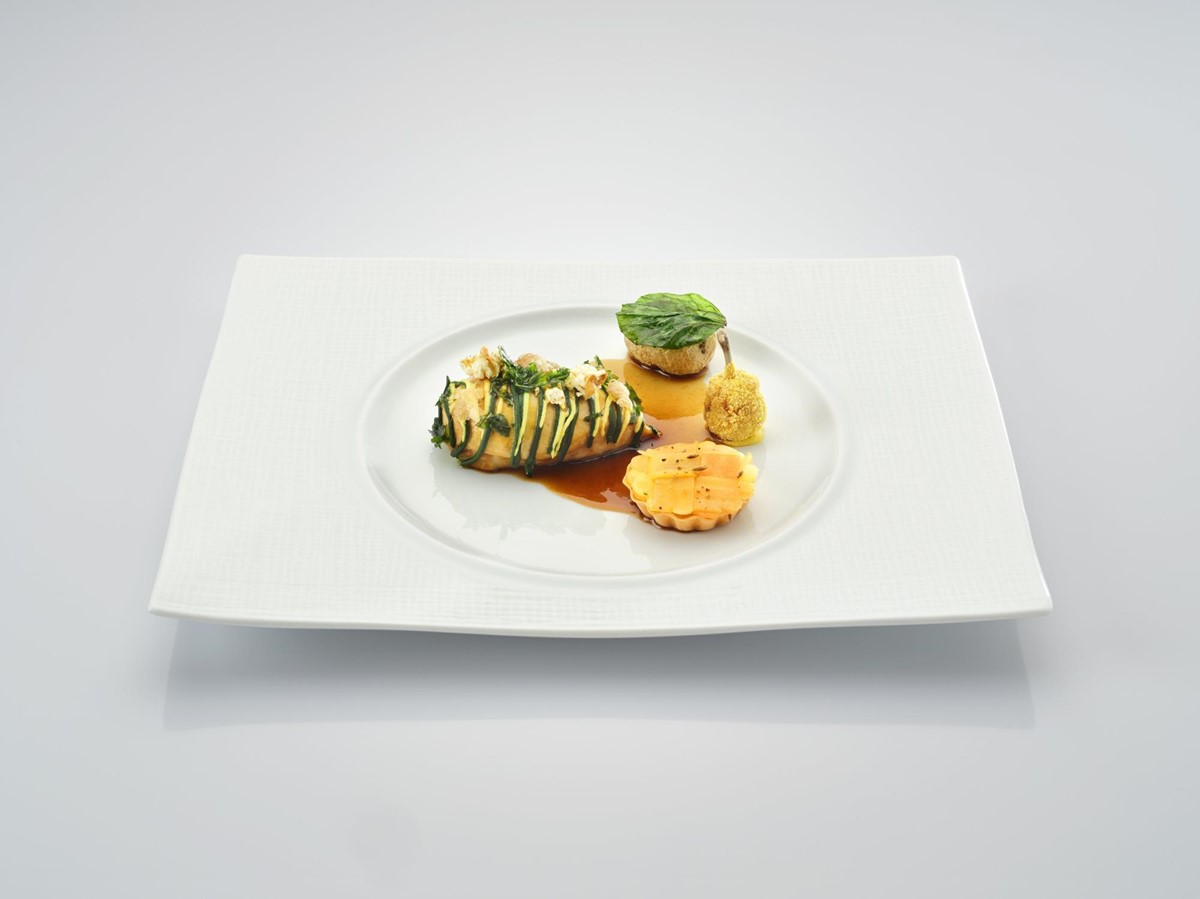 Daniele Angelosanto Hauptspeise: Zweierlei vom Schweizer Poulet – Jus abgeschmeckt mit Essig – konfierte Kartoffel – Karottenfantasie
