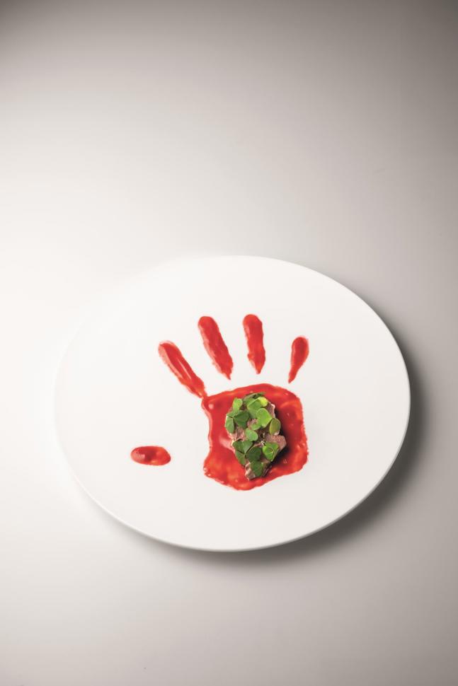 Cuore in mano (Herz in der Hand): Lammherz mit Gersten-Koji. Die Minestrone di Bosco serviert Paolo Casanova seinen Gästen seit 2021 immer wieder