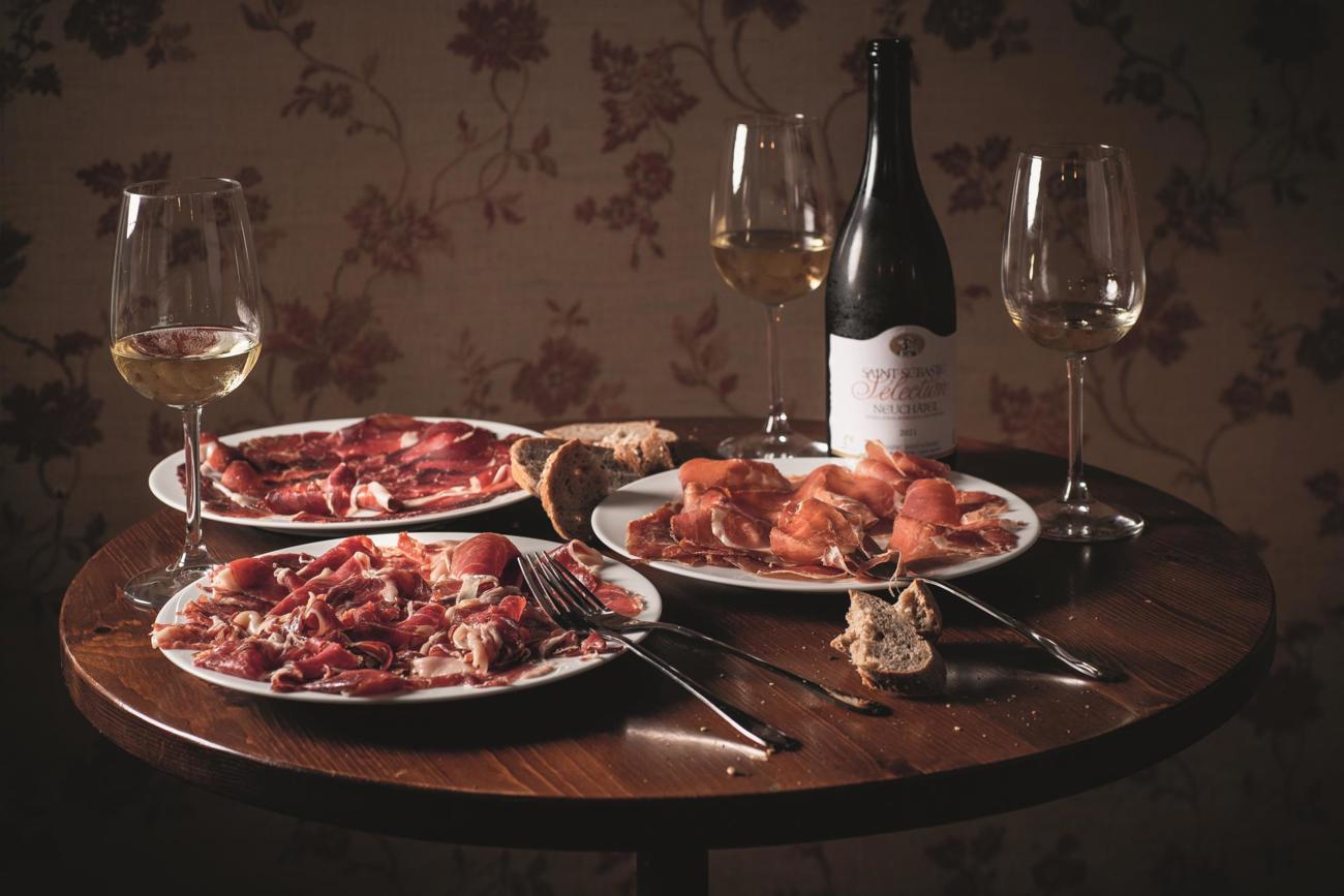 Die mehrfach ausgezeichneten Schinken aus Vaumarcus sind fein geschnitten auch in kleinen Mengen erhältlich. Die mehrfach ausgezeichneten Schinken aus Vaumarcus sind fein geschnitten auch in kleinen Mengen erhältlich.