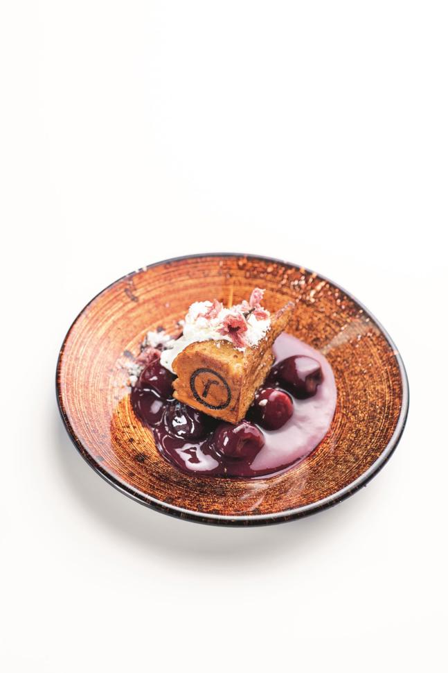 Brioche-pain perdu mit eingemachten Zuger Sauerkirschen Brioche-pain perdu mit eingemachten Zuger Sauerkirschen