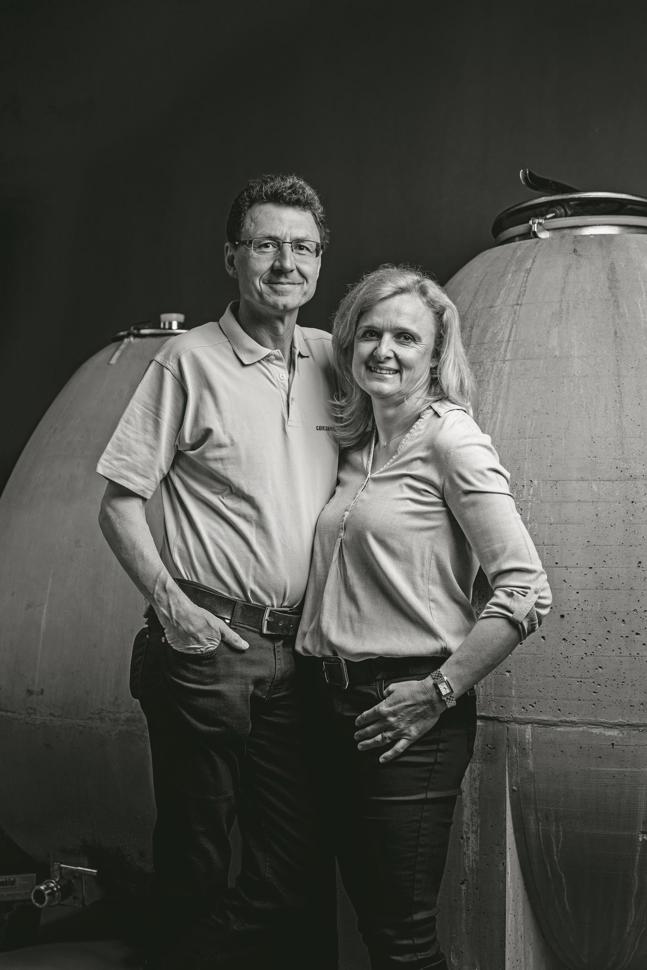 Olivier und Sandra Mounir von der Cave du Rhodan können mit der Mimose Cornalin umgehen. Olivier und Sandra Mounir von der Cave du Rhodan können mit der Mimose Cornalin umgehen.