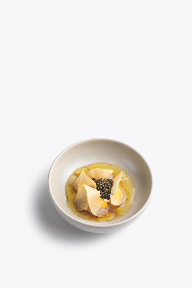 Gamba blanca mit Mandarinen-Kosho, gepickelter Quitte in Wermut-Fond und Kristal-Kaviar von Kaviari