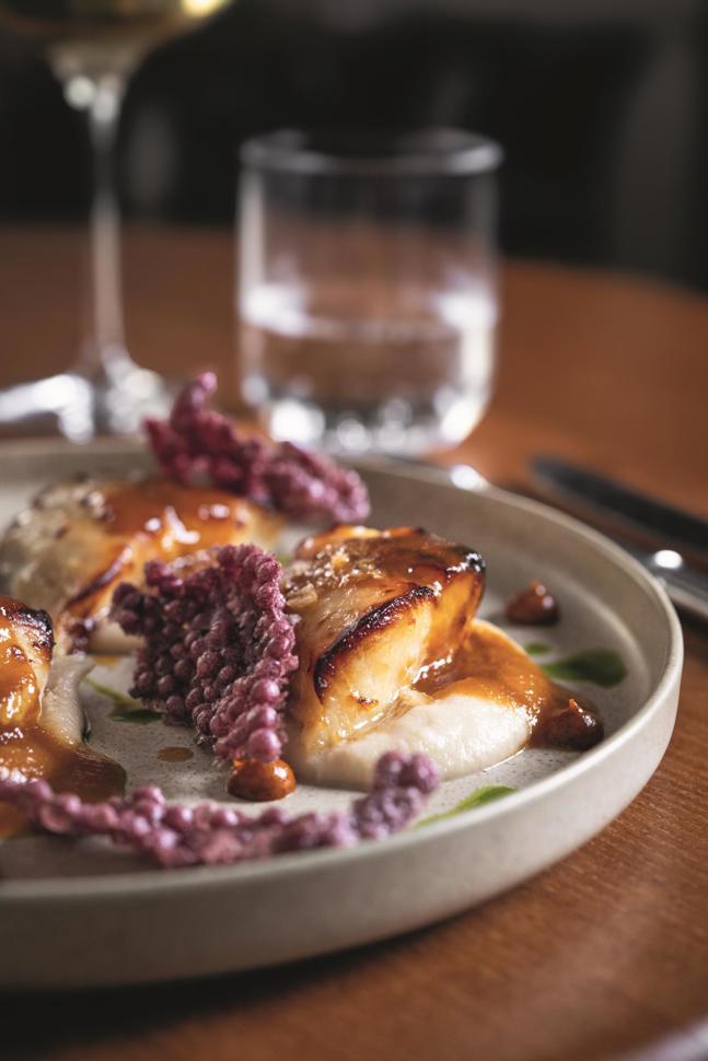 Schwarzer Kabeljau in Miso mariniert, Lulo-Sauce, Apfel-Sellerie-Creme, geräucherter Rocoto und knuspriges Tapioka-Papier.