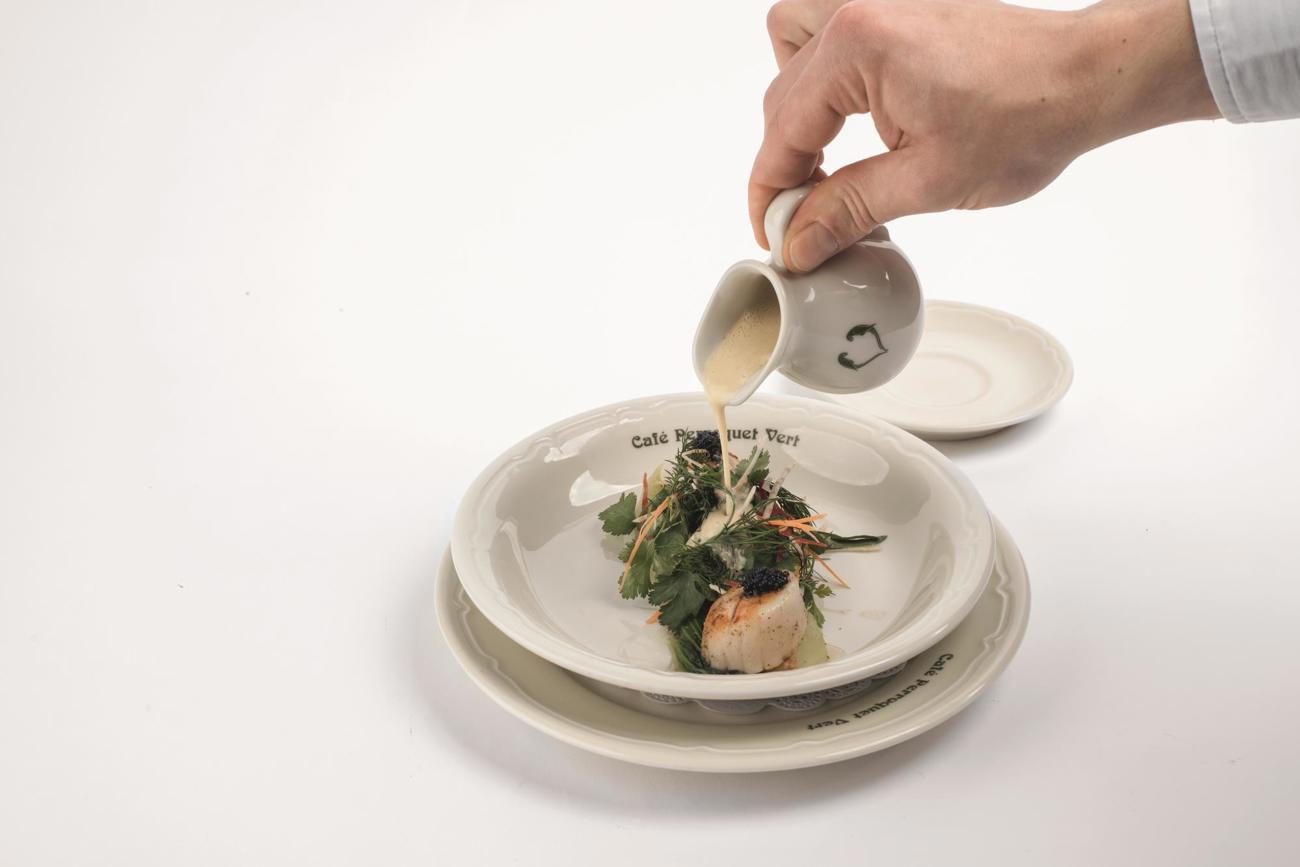 Prächtige Vorspeise: Jakobsmuschel, Wintergemüse und Zitronengras-Sauce