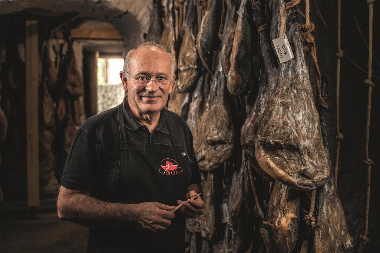 Tomas Alcala hat, wie auch sein Bruder Eleuterio, seinen angestammten Beruf verlassen und ganz auf die Fleischveredelung gesetzt. Tomas Alcala hat, wie auch sein Bruder Eleuterio, seinen angestammten Beruf verlassen und ganz auf die Fleischveredelung gesetzt.