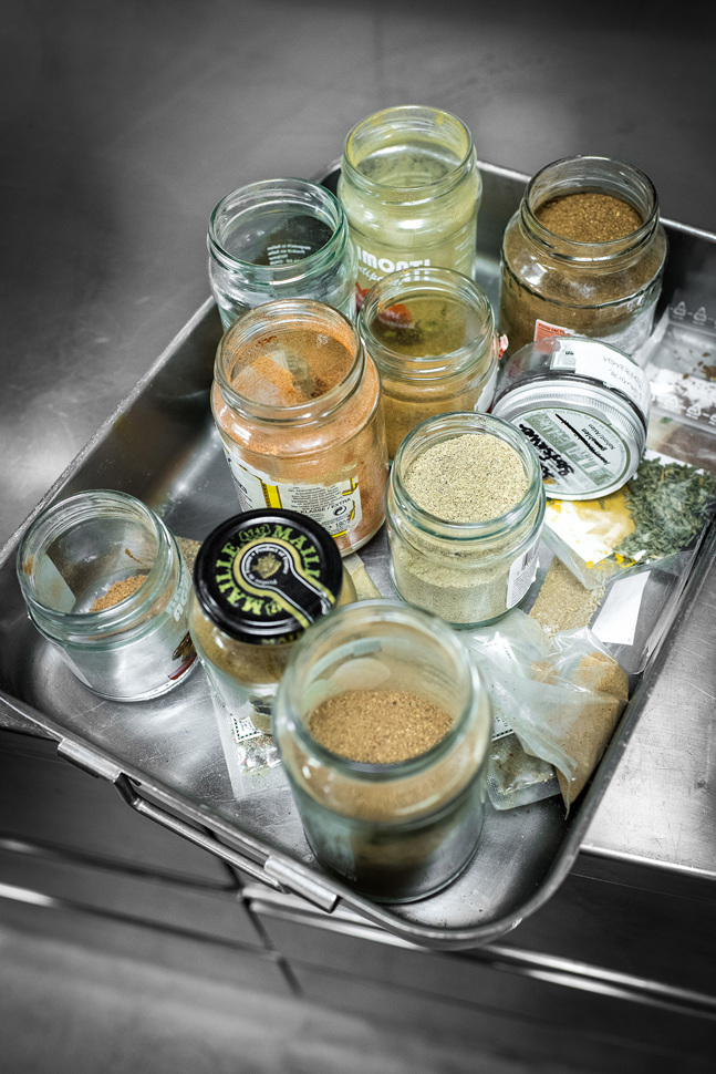 Zwischen Heimatgefühlen und Fernweh: In Inbar Zuckerbergs Küche sorgt nicht nur ihr reicher Schatz an Gewürzen für einen Hauch Exotik. Zwischen Heimatgefühlen und Fernweh: In Inbar Zuckerbergs Küche sorgt nicht nur ihr reicher Schatz an Gewürzen für einen Hauch Exotik.