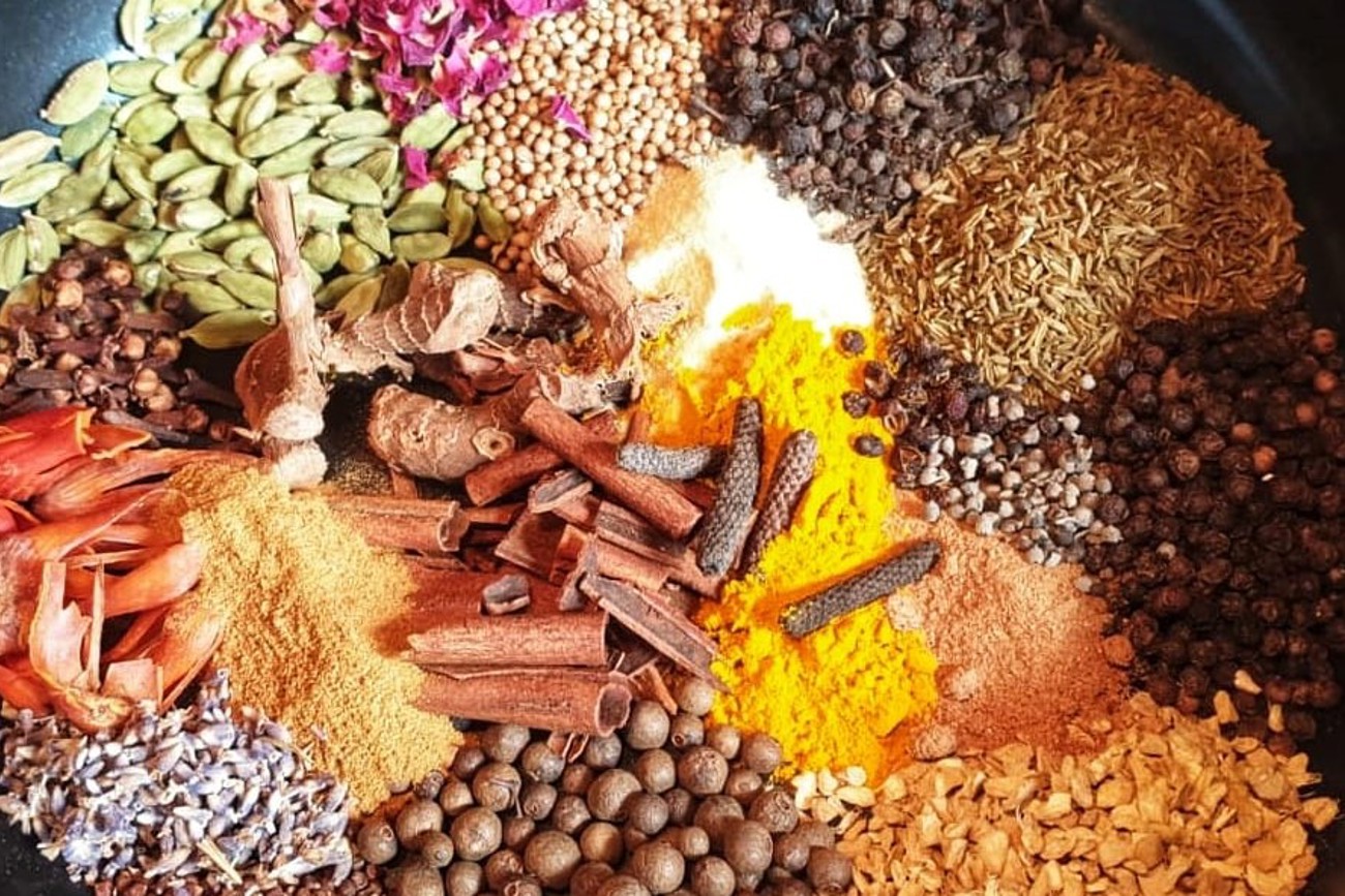 Gebrochen, gemahlen, fermentiert oder geräuchert? Die Verarbeitungsart eines Gewürzes birgt zig unterschiedliche Geschmackserlebnisse. Gebrochen, gemahlen, fermentiert oder geräuchert? Die Verarbeitungsart eines Gewürzes birgt zig unterschiedliche Geschmackserlebnisse.