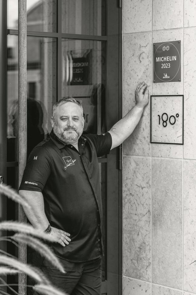 Matthias Diether fühlt sich im modernsten Restaurant Tallinns wohl. Matthias Diether fühlt sich im modernsten Restaurant Tallinns wohl.