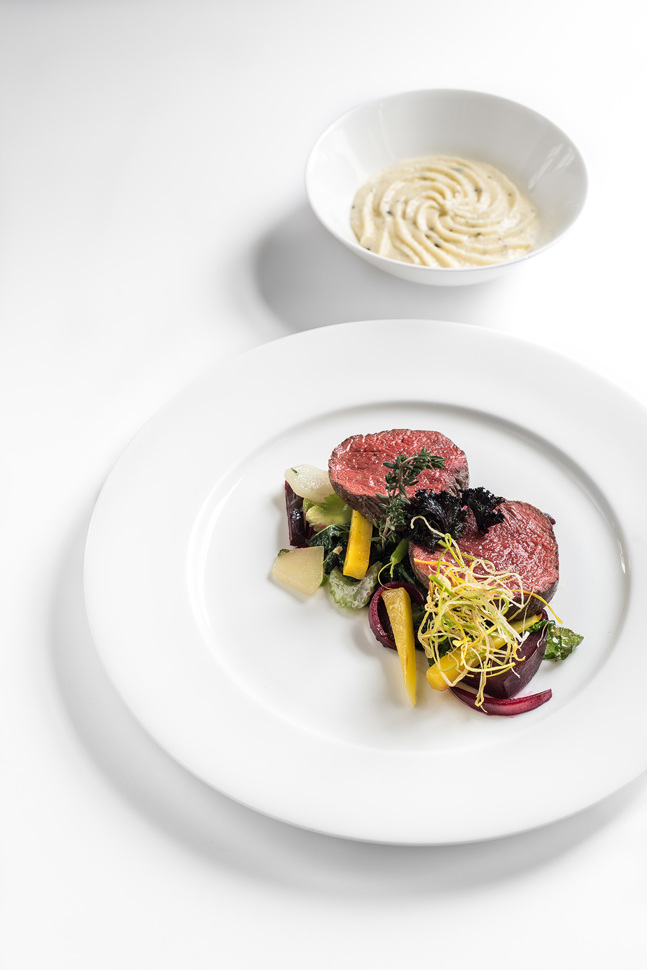 Hirschentrecôte auf Gemüse vom Markt, Federkohl und Lauchstroh Hirschentrecôte auf Gemüse vom Markt, Federkohl und Lauchstroh