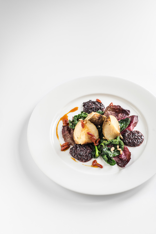 Sellerie (drei Stunden im Ofen geschmort), Blattspinat, Risotto Venere, Gojibeeren-Sauce Sellerie (drei Stunden im Ofen geschmort), Blattspinat, Risotto Venere, Gojibeeren-Sauce