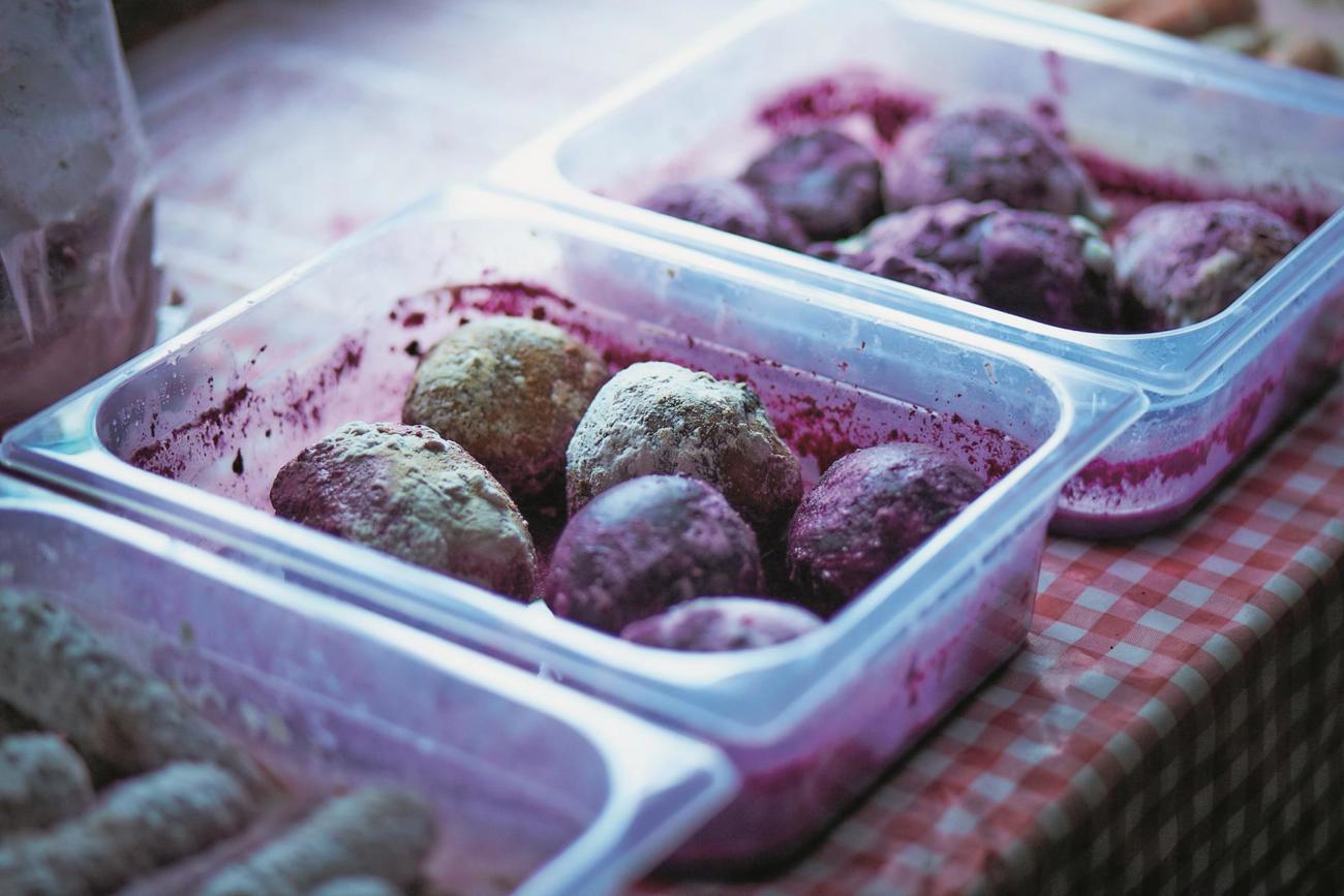 Erste Versuche, für Veg-Alp Randen zu veredeln: Sie wurden gekocht, mit Koji inokuliert und schliesslich auf der Alp getrocknet.