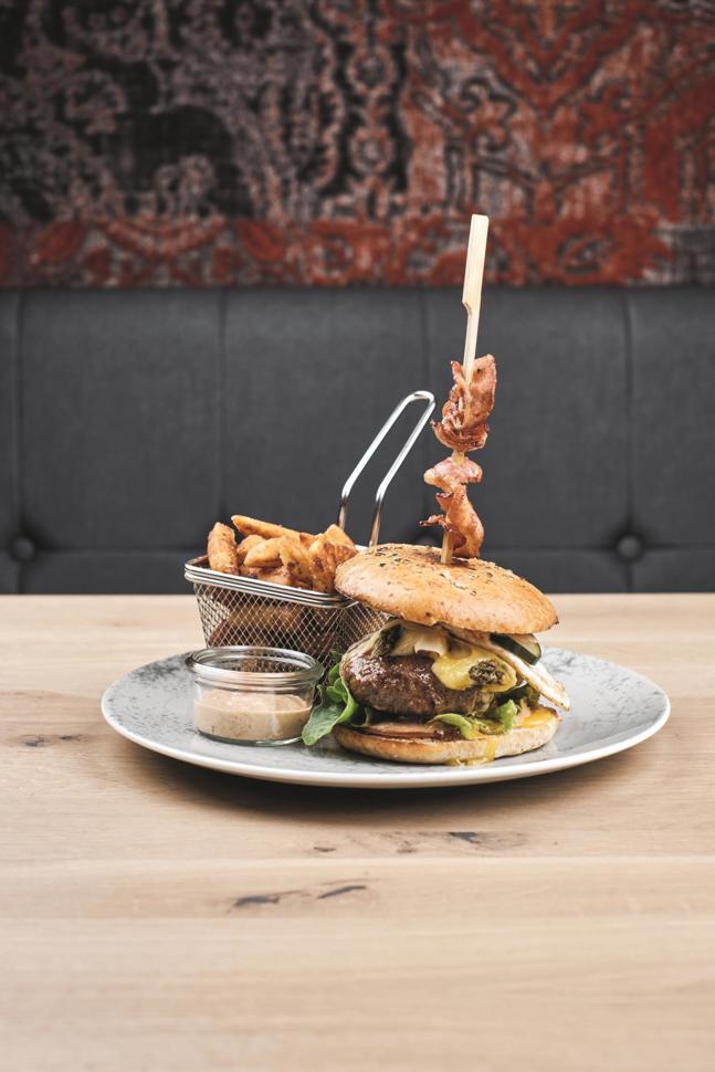 Sehr beliebt: der Haus- und Hofburger mit Fleisch von eigenen Angusrindern