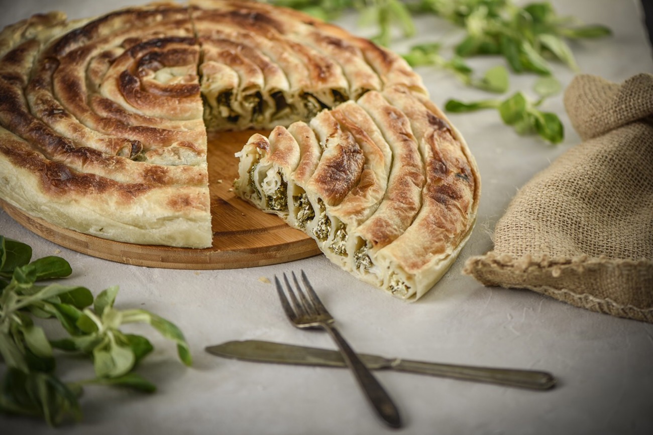 Den Volimburek gibts in vier verschiedenen Varianten: Burek (Fleisch), Sirnica (Käse), Krompirusa (Kartoffeln) und, hier auf dem Bild, Zeljanica (Spinat und Käse).  Den Volimburek gibts in vier verschiedenen Varianten: Burek (Fleisch), Sirnica (Käse), Krompirusa (Kartoffeln) und, hier auf dem Bild, Zeljanica (Spinat und Käse).