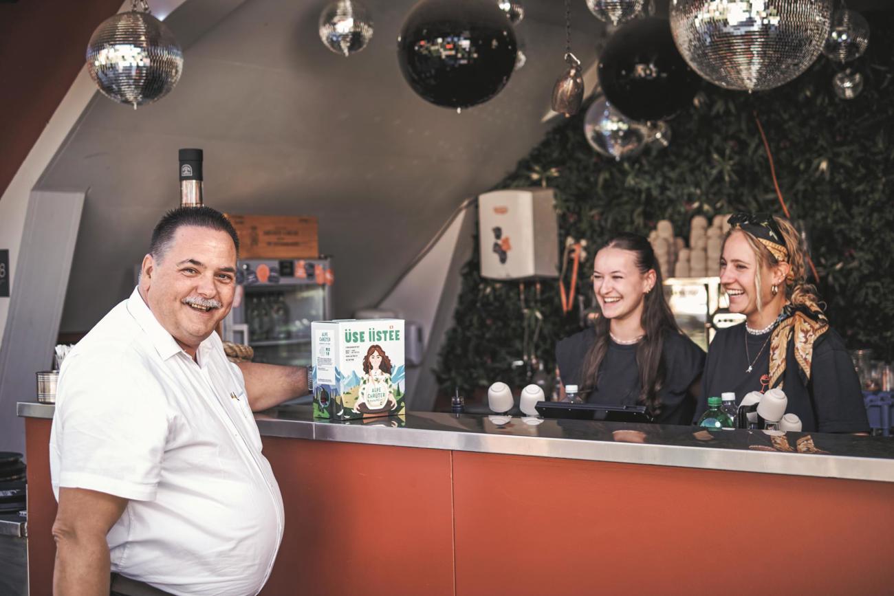 Viel Freiraum für eigene Ideen: Max Berner, Verkaufsberater der Agrano AG, erklärt die Vorzüge der Eistee-Konzentrate Üse Iistee