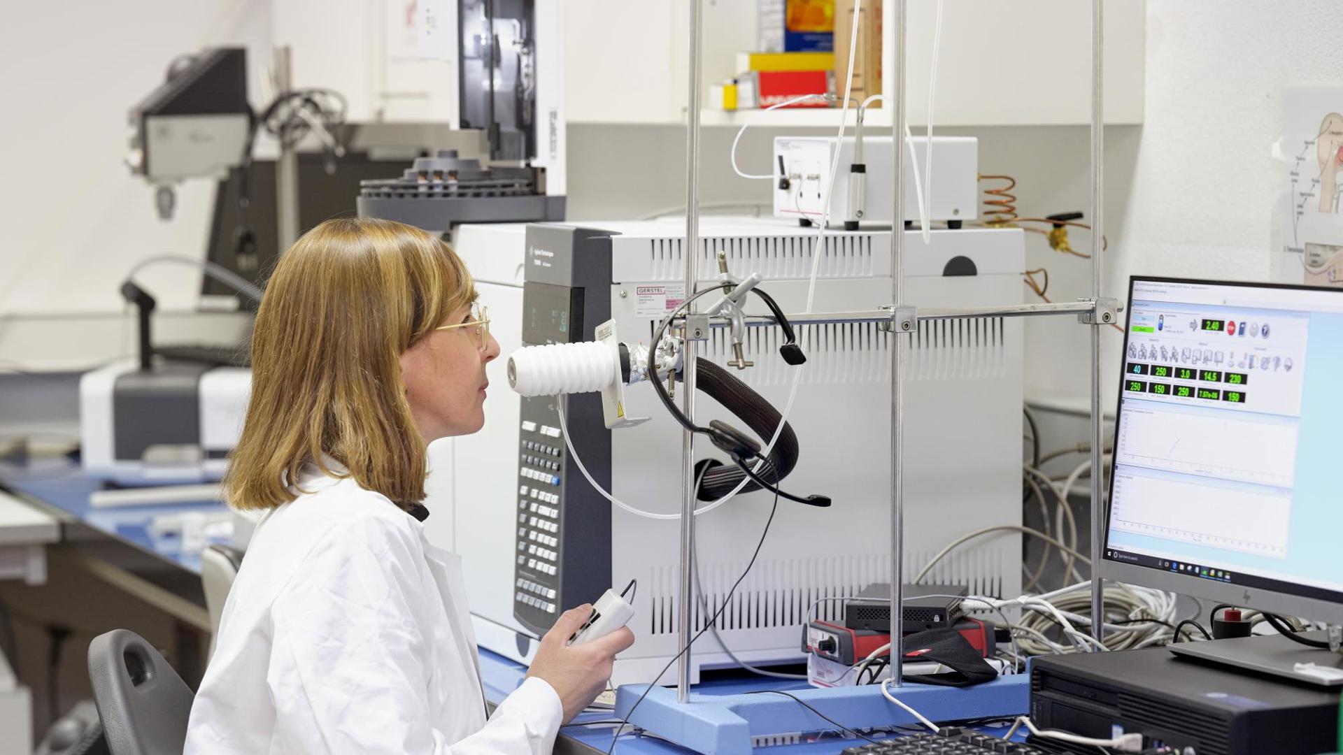 ZHAW Foto 3 Aromakit Kakao Aromaforscherin Irene Chetschik Nutzt Methode Der Gaschromatographie Olfaktometrie (002)