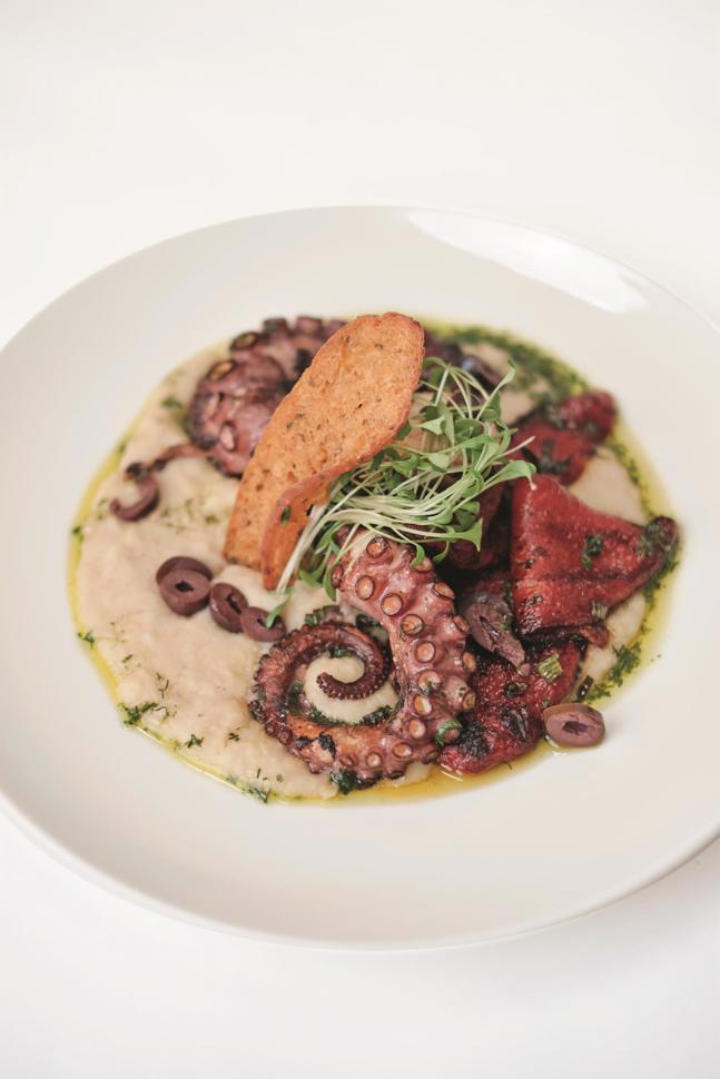 So einfach kann Genuss sein: lauwarmer Pulpo mit einer gerösteten Chorizo-Scheibe und geschmorter Rande. So einfach kann Genuss sein: lauwarmer Pulpo mit einer gerösteten Chorizo-Scheibe und geschmorter Rande.